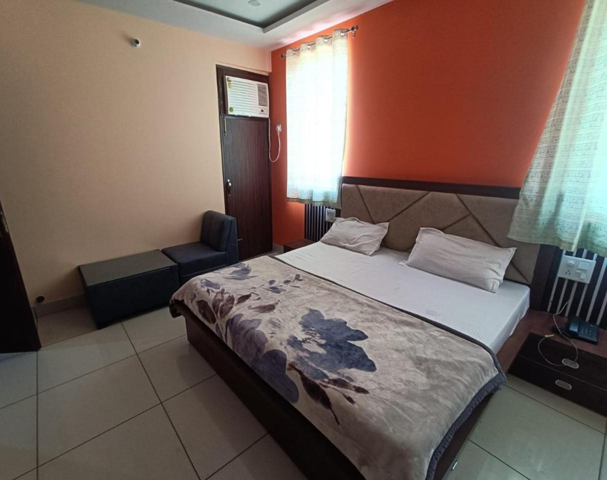 Om Hotel Rohtak Kültér fotó